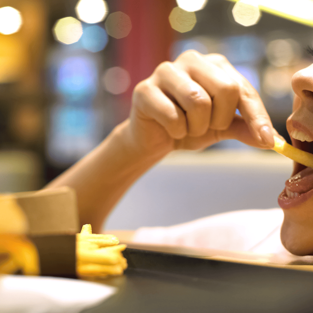 bouche-femme-qui-mange-une-frite