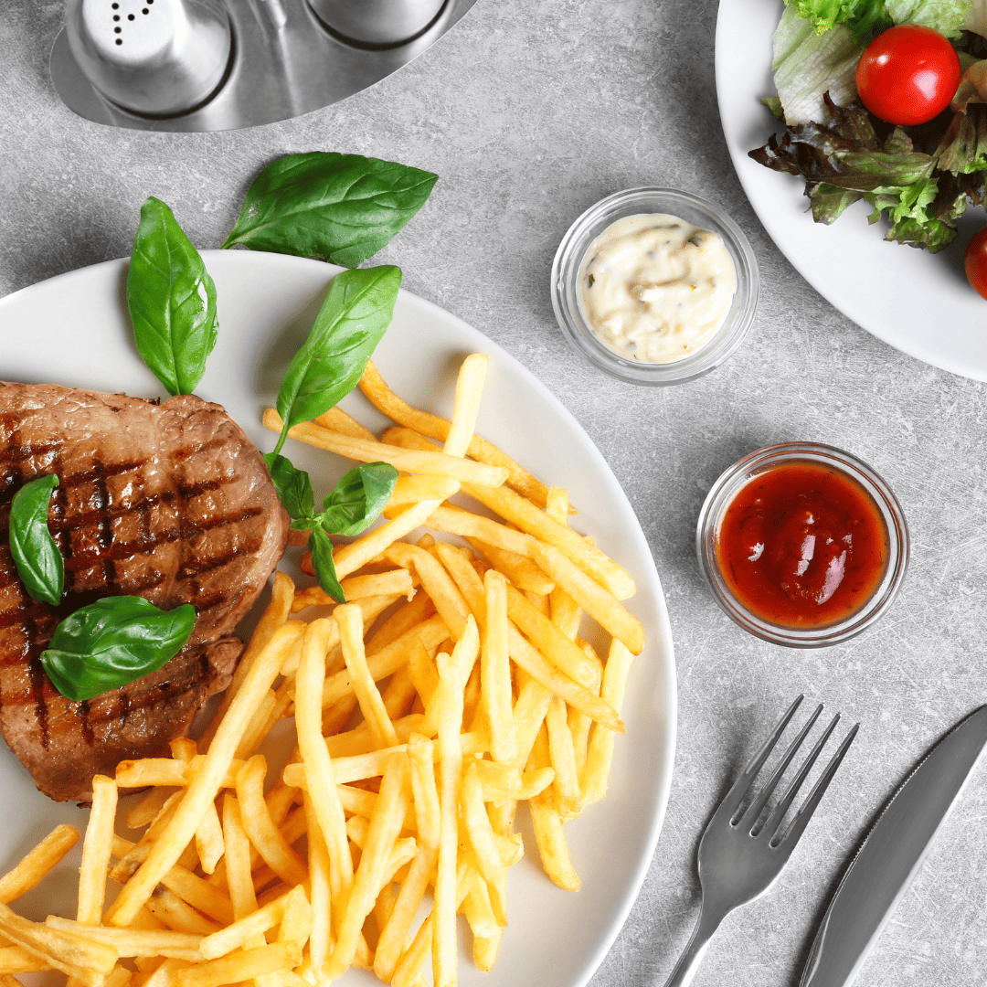 assiette-frite-viande-salade-et-assaisonnement